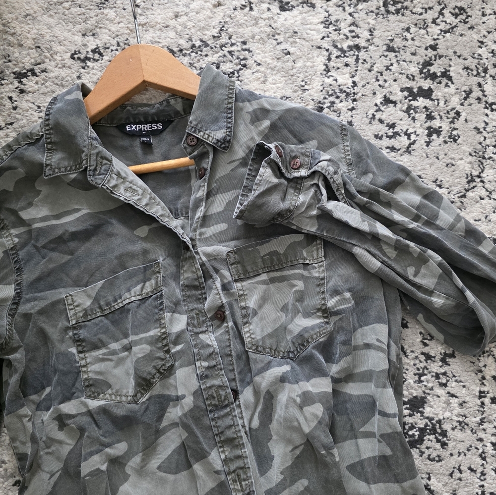 Express Camo Button Up Collared Shirt Womens Size S Green Tan 100% Lyocell